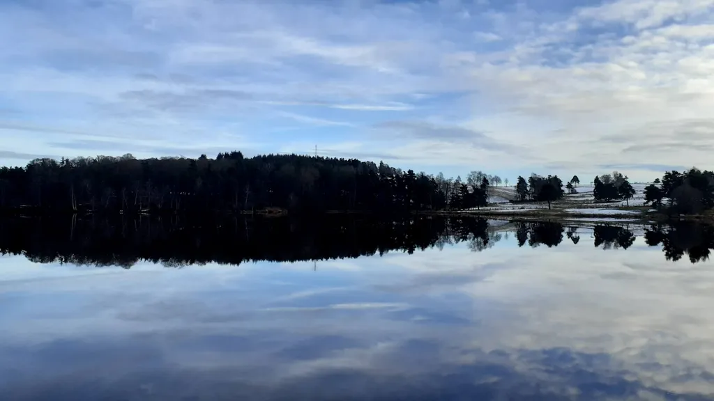 Reflets sur l'eau calme — Lac du Moulinet