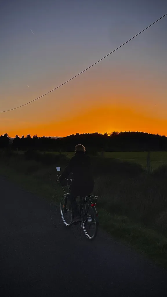 Cycliste au crépuscule — Saint-Sauveur de Peyre