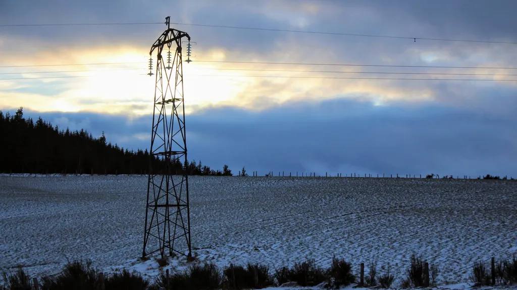 Pylône dans la neige — Saint-Sauveur de Peyre
