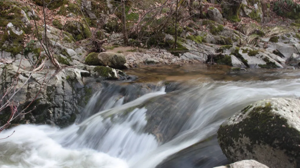 Cascade entre les rochers — Gorges de l'enfer