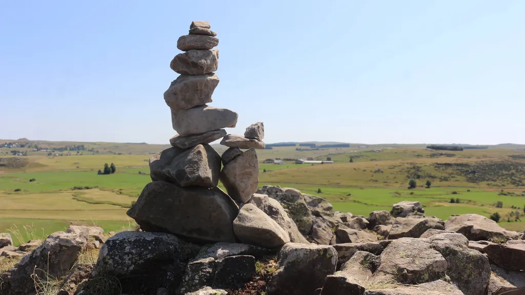 Cairn sur le plateau — Cascade du Déroc