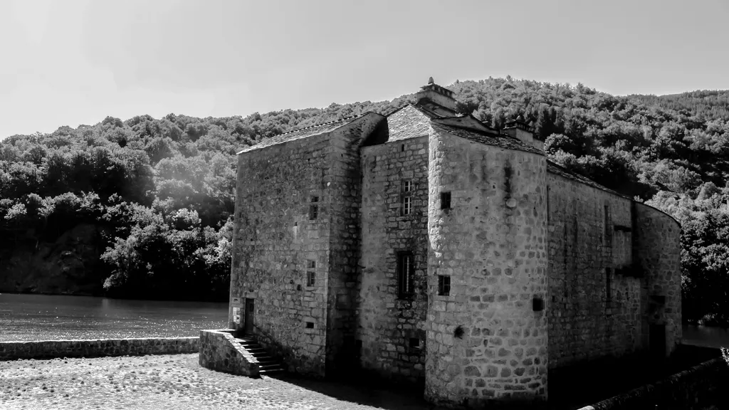 Chateau de pierre, en noir et blanc — Lac de Villefort