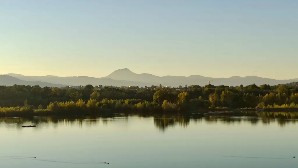 Étang et montagnes