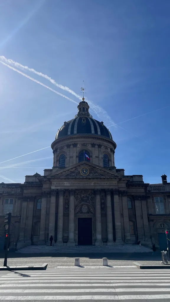 Coupole sous le ciel bleu — Paris