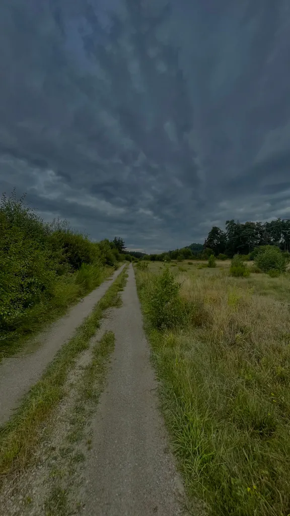 Chemin sous un ciel lourd — Saint-Sauveur de Peyre