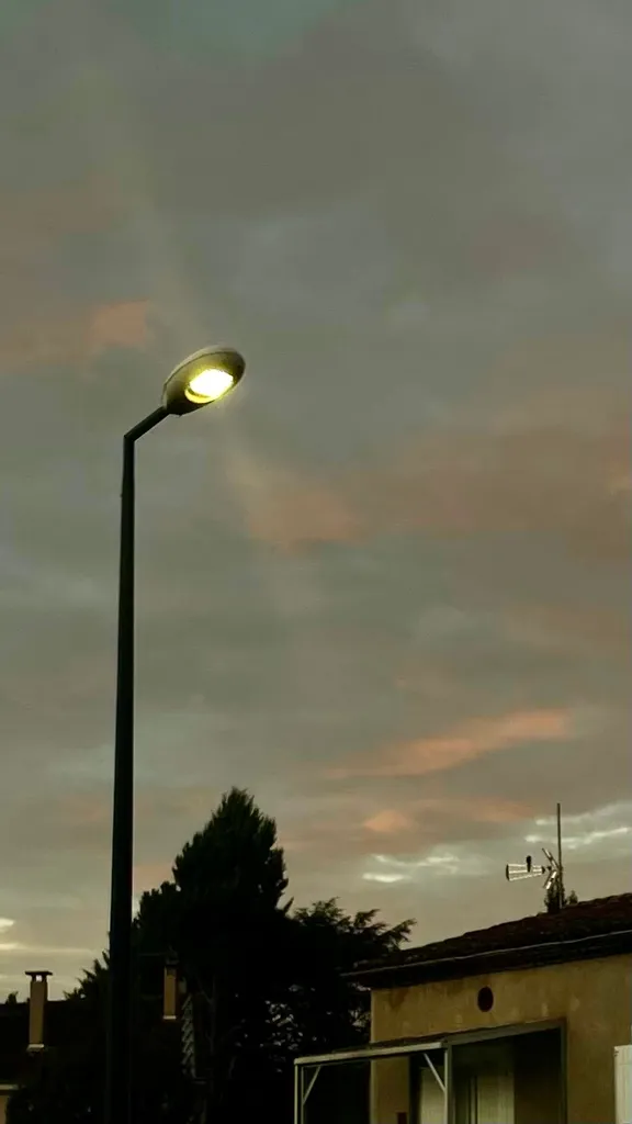 Lampadaire au crépuscule — Castres